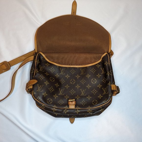 LOUIS VUITTON Saumur 35 Saddlebag - Picture 10 of 13